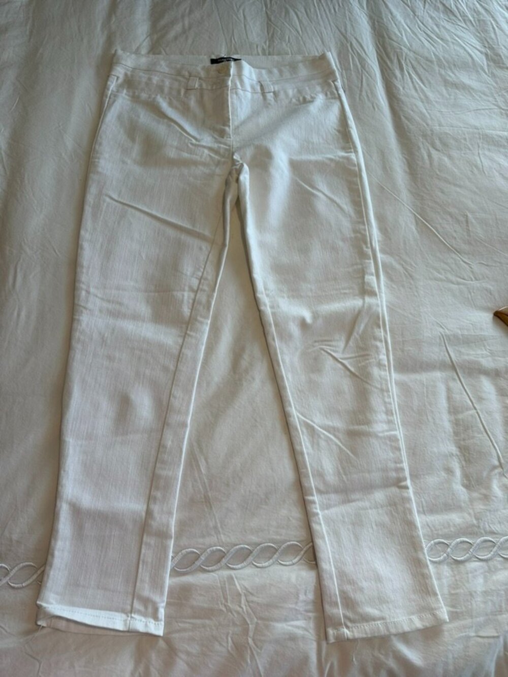 White low-cut capri jeans
